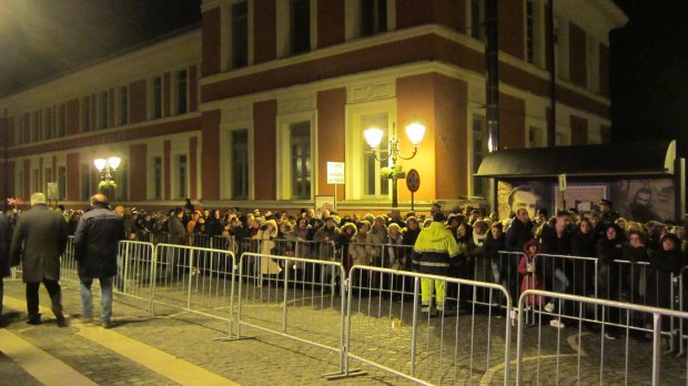 Pietrelcina. File interminabili dei pellegrini per vedere San Pio