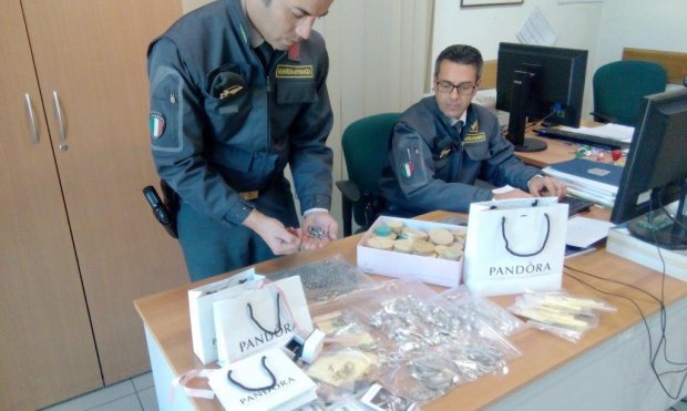 Caserta. Sequestrato laboratorio orafo dedito alla contraffazione