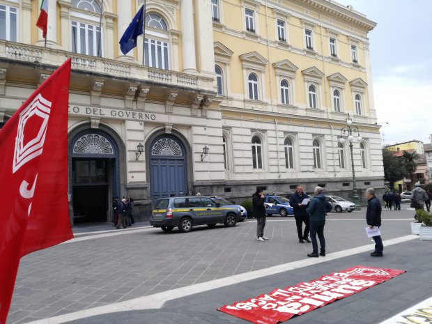 Sit in di protesta dinanzi alla Prefettura per rivendicare il diritto alla casa