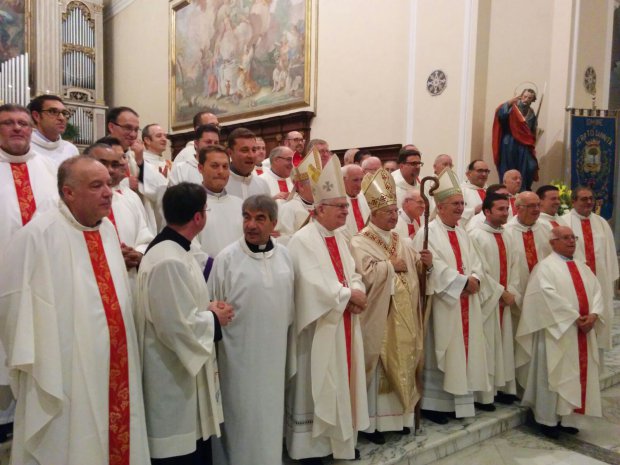 Mons. De Rosa con il clero