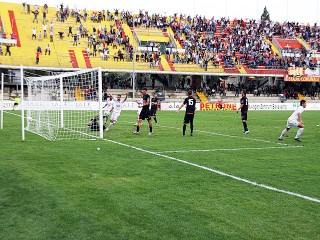 il gol di Jose Montiel che ha deciso Benevento - Nocerina. FOTO IL QUADERNO.IT