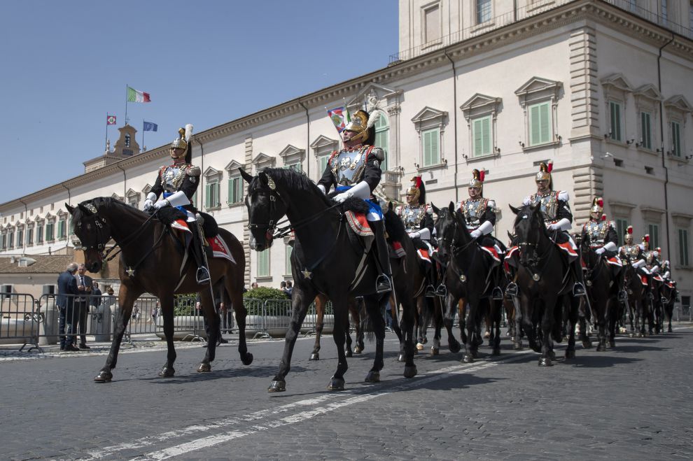 Cambio solenne della Guardia d'Onore da parte del Reggimento Corazzieri a cavallo con la Fanfara del IV Reggimento Carabinieri a cavallo