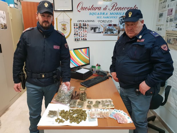 Pietrelcina. Giovane pusher arrestato dalla Polizia: in casa oltre 200 grammi di marijuana