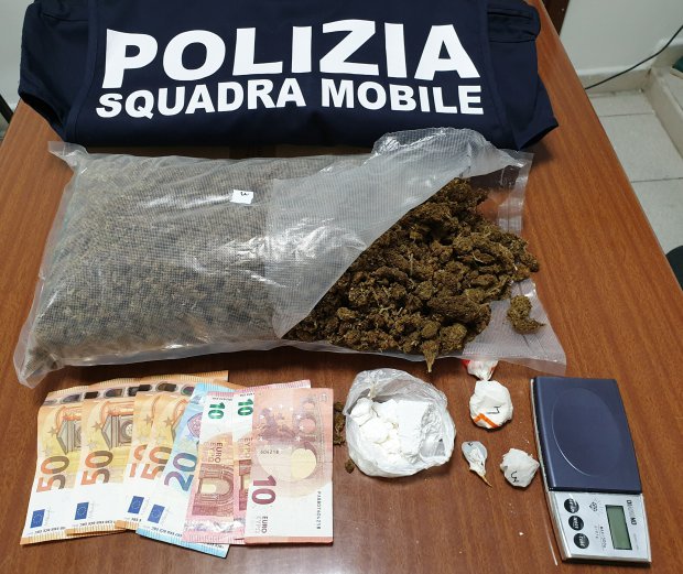 Spacciatore arrestato dalla Polizia al Rione Ferrovia, droga e denaro sequestrati