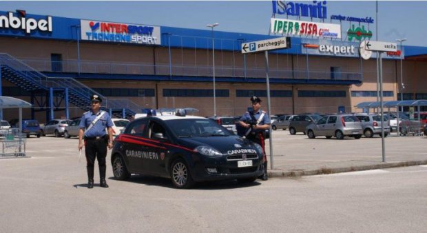 Una pattuglia dei Carabinieri, ferma nel parcheggio del Centro Commerciale 'I Sanniti'