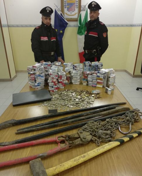 Carabinieri di Cerreto Sannita: recuperata refurtiva, banconote e 500 pacchetti di sigarette oltre ad attrezzi atti allo scasso