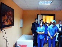 Dimostrazione pratica alla stampa: Durante la presentazione, Huscher usa il 'da Vinci' in sala operatoria