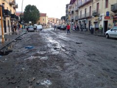 Dopo l'allagamento, su via Napoli si è formato uno spesso strato di fango e rifiuti. Foto il Quaderno.it