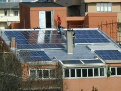 Posa in opera di pannelli fotovoltaici sul tetto di un edificio