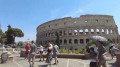 Turisti al Colosseo (Roma) align=
